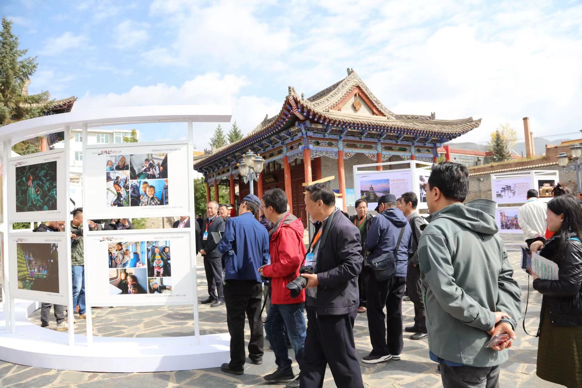 首届中国丝绸之路摄影大展亮相青海湟源