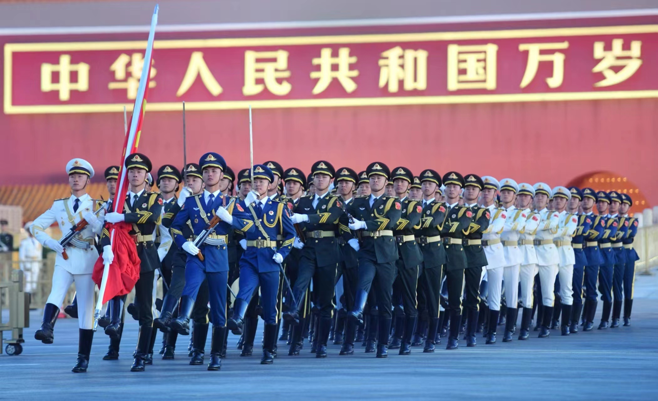 祝福祖国！天安门广场超30万人观升旗