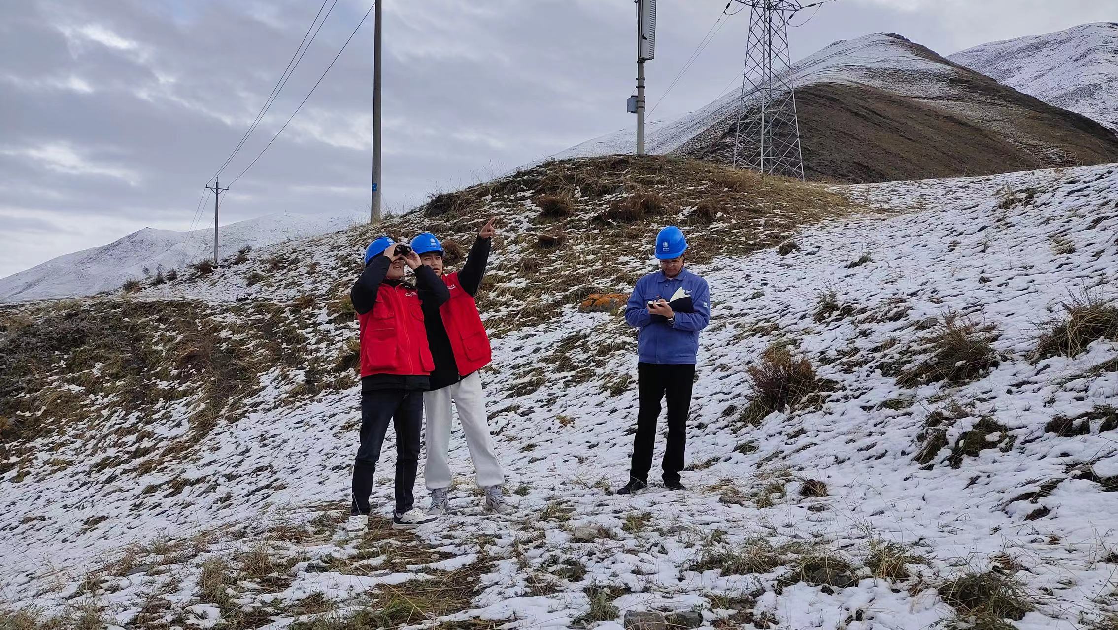 青海玉树 雪后特巡保线路稳定