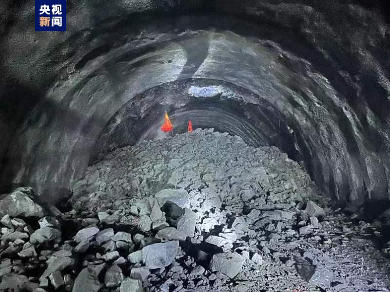 西藏拉日高速公路工程主体全线贯通